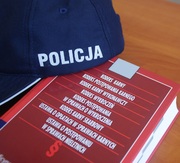 czapka policyjna i kodeks karny