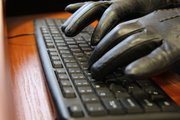 ręce na klawiaturze komputera